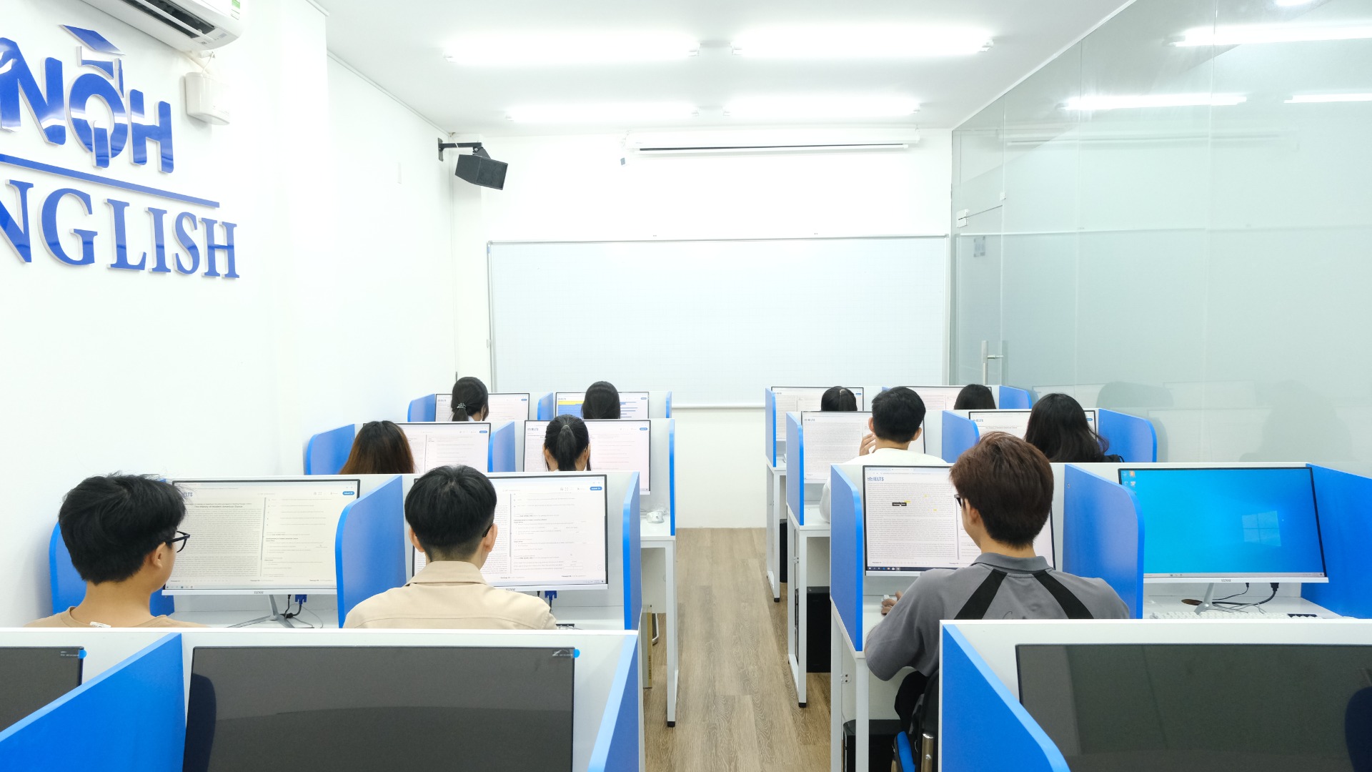 Khám Phá Phòng Máy IELTS Hiện Đại Tại NQH IELTS