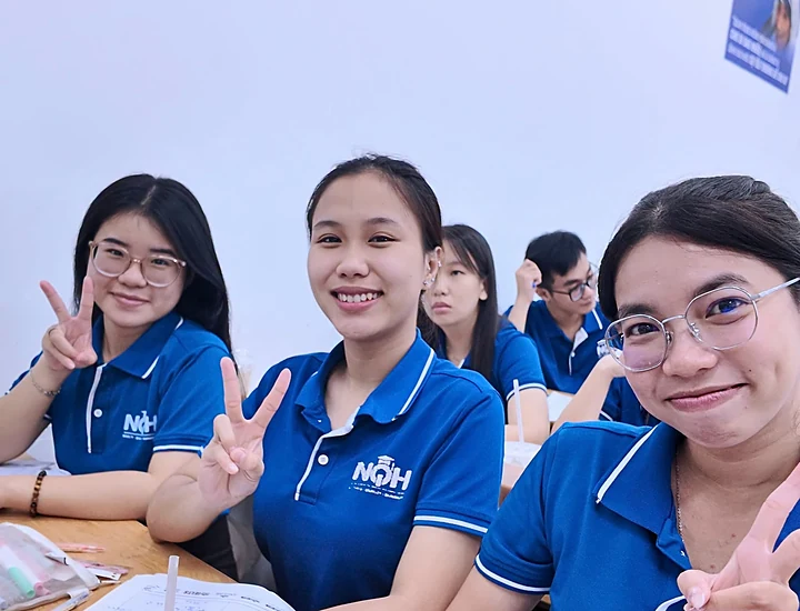 Hình Ảnh Những Nụ Cười Của Thầy Cô Trong Cuộc Thi Giáo Viên Xuất Chúng Tại NQH