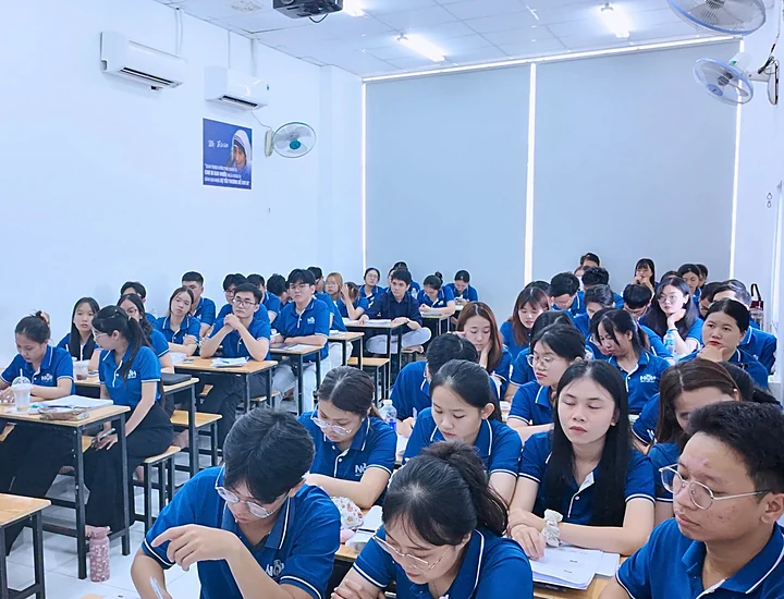 Hình Ảnh Thầy Cô Chăm Chú Làm Bài Trong Cuộc Thi Giáo Viên Xuất Chúng Tại NQH