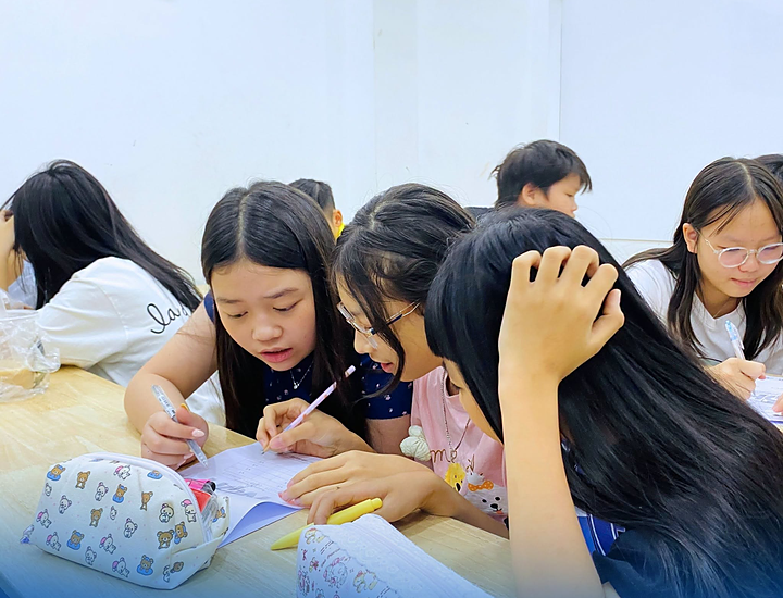 Hình Ảnh Các Bạn Học Sinh Cùng Thảo Luận Bài Tập Tại NQH