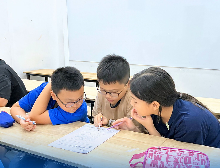 Hình Ảnh Nhóm Học Sinh Hợp Tác Giải Phiếu Bài Tập Tại NQH