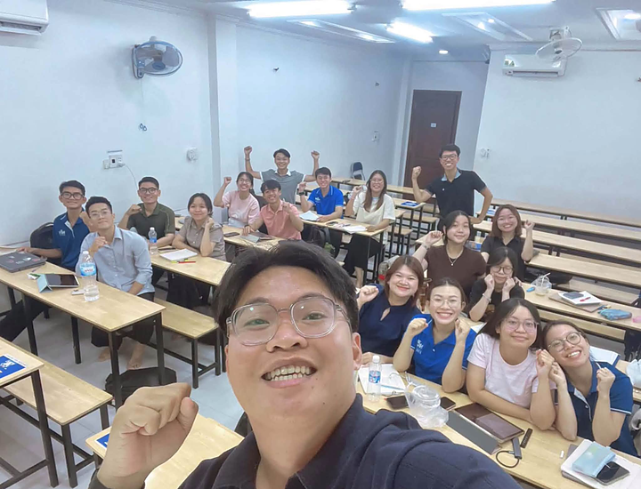 Hình Ảnh Team Anh NQH Hào Hứng Trong Buổi Đào Tạo Kỹ Năng Giảng Dạy