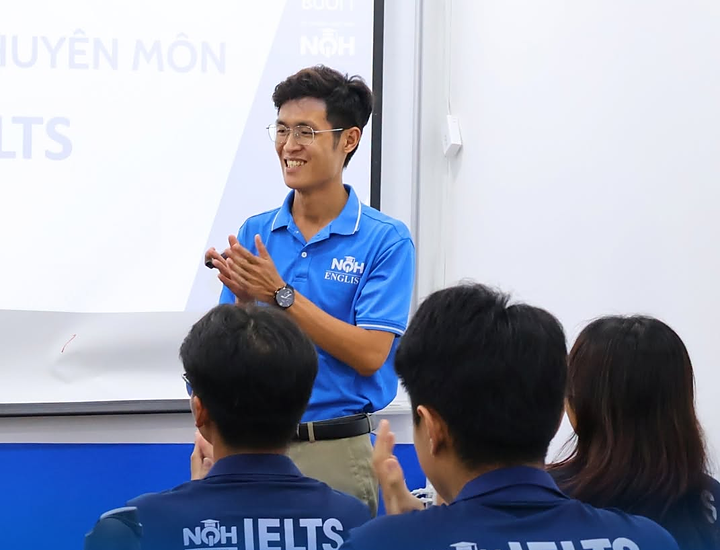 Hình Ảnh Báo Cáo Viên Chia Sẻ Phương Pháp Dạy Vocabulary Và Grammar
