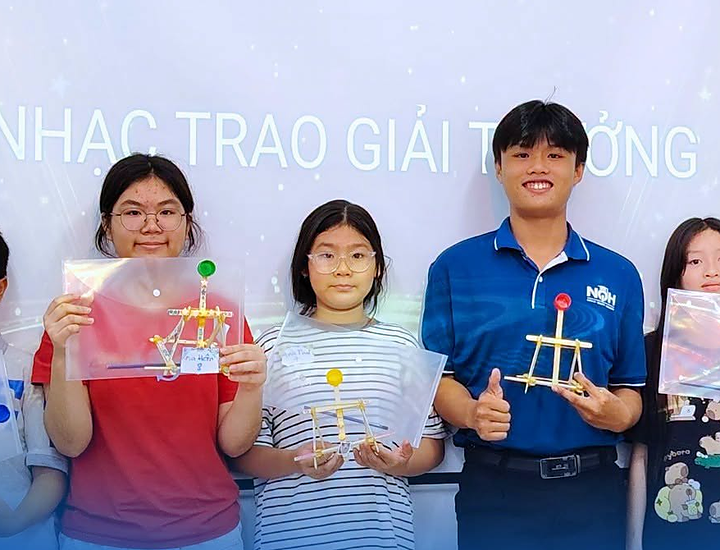Hình Ảnh Học Sinh Nhận Giải Với Mô Hình Máy Bắn Đá Từ Que Gỗ