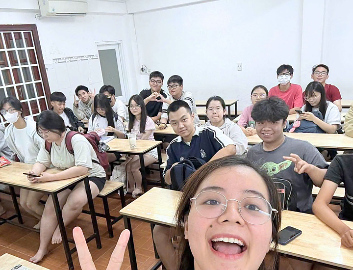 Hình Ảnh Cô Giáo Và Học Sinh 2K9 Hào Hứng Xuất Phát Sớm