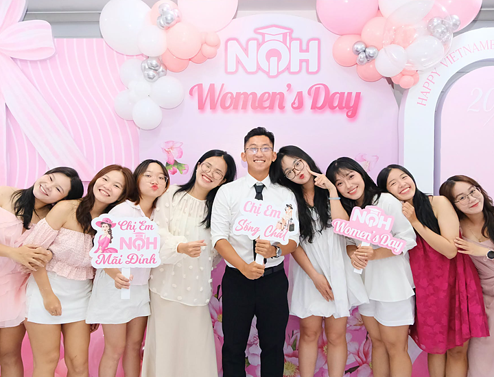 Hình Ảnh Chị Em NQH Rạng Rỡ Tại Góc Chụp Ảnh Women's Day