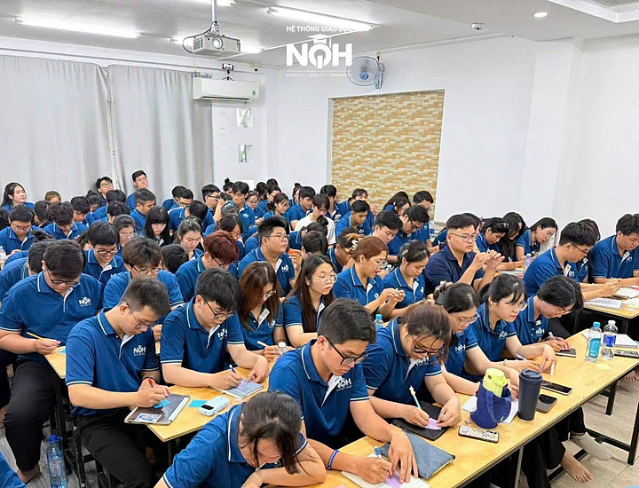 Hình Ảnh Thành Viên NQH Viết Từ Khóa Yêu Thương Của Riêng Mình