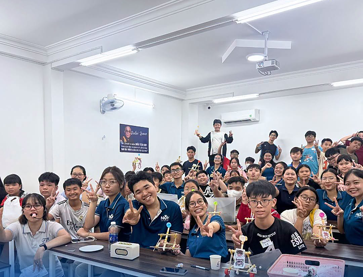 Hình Ảnh Học Sinh Khoe Mô Hình Máy Bắn Đá Tại Workshop STEAM NQH