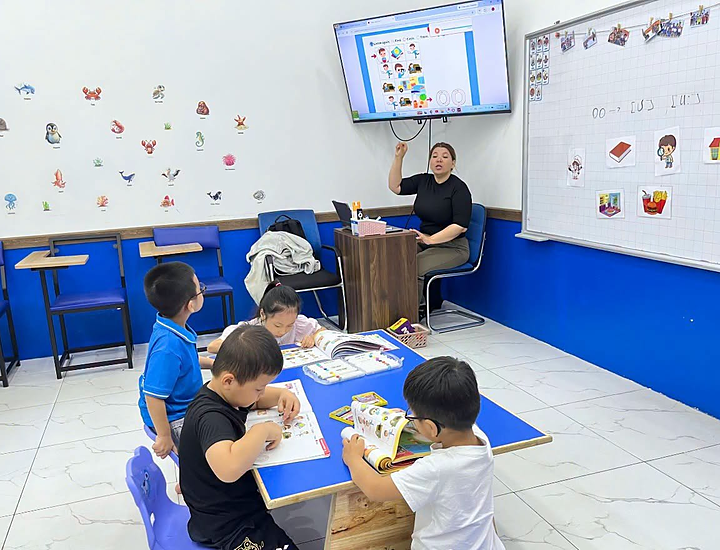 Hình Ảnh Lớp Anh Văn Thiếu Nhi Học Từ Vựng Qua Hình Ảnh Tại NQH English