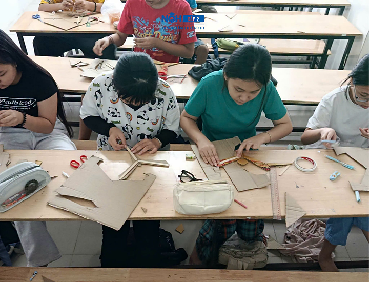 Hình Ảnh Học Sinh Cắt Ghép Bìa Carton Tạo Mô Hình Sáng Tạo